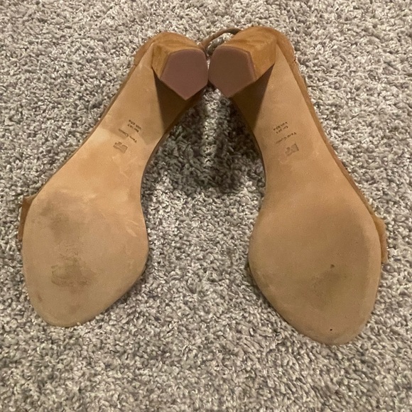 Tan/Nude Diane Von Furstenberg block heel sandle w/ gold buckle detail - Picture 3 of 4